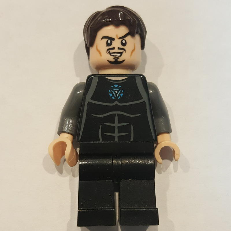 Tony Stark en chemise noire avec réacteur à arc thoracique (Tony Stark in Black Shirt with Chest Arc Reactor)