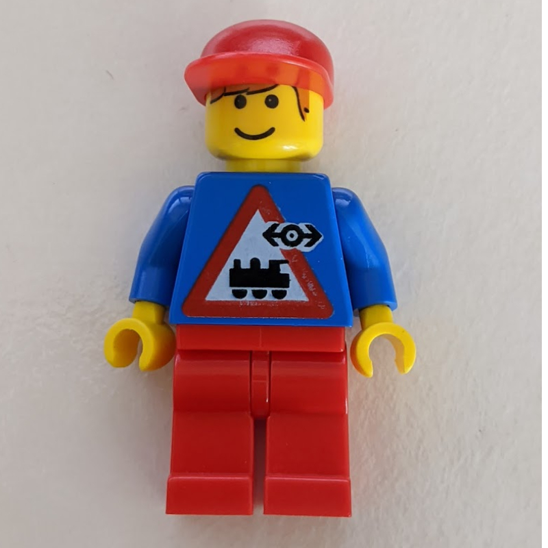 Employé de train - torse bleu, jambes rouges, casquette rouge (Train Employee - Blue Torso, Red Legs, Red Cap)