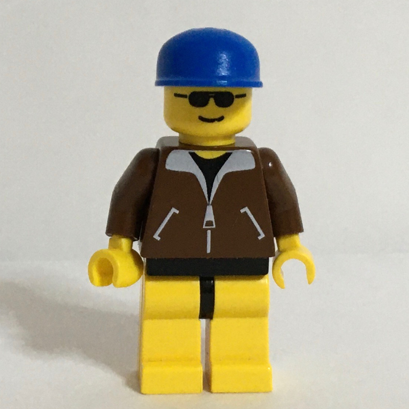 Homme - veste marron, jambes jaunes, casquette bleue (Man - Brown Jacket, Yellow Legs, Blue Cap)