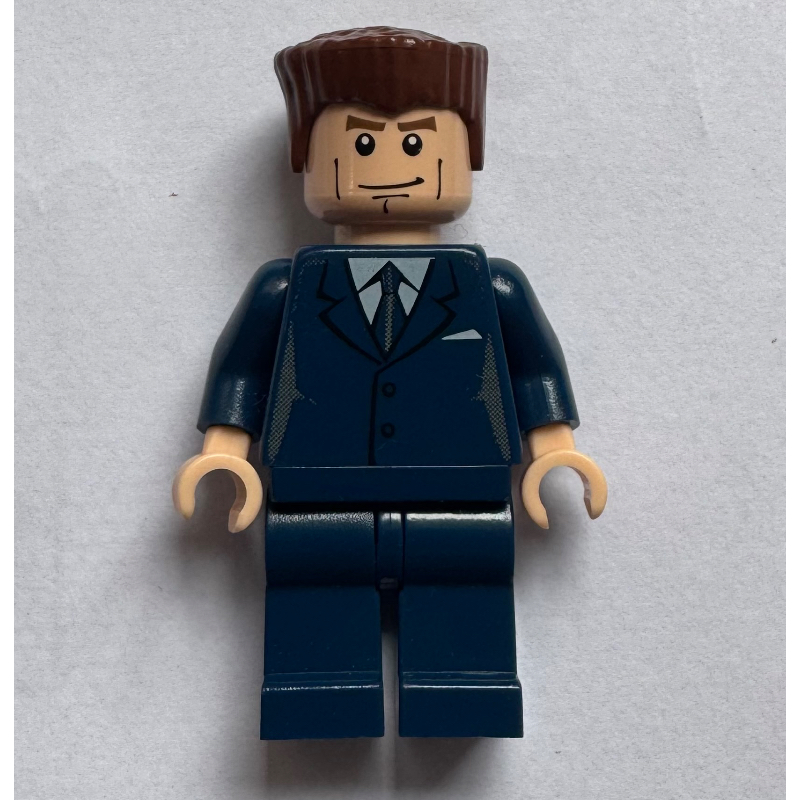 Harry Osborn en costume bleu foncé (Harry Osborn in Dark Blue Suit)