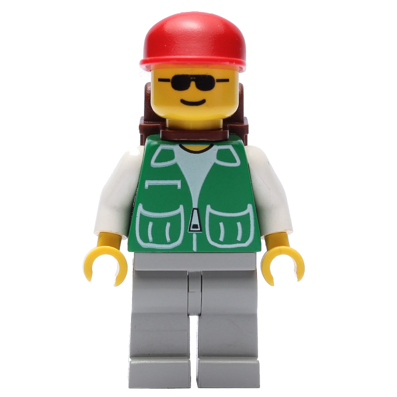 Homme, veste verte, jambes gris clair, lunettes de soleil, sac à dos brun (Man, Green Jacket, Light Grey Legs, Sunglasses, Brown Backpack)