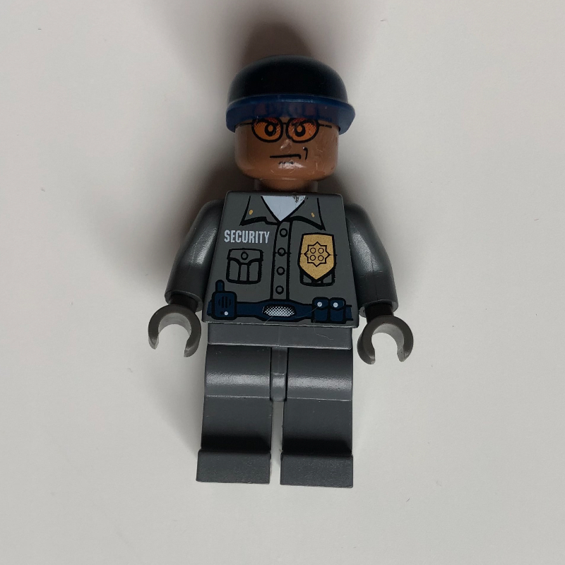Garde de sécurité chemise gris bleu foncé avec badge, casquette bleu foncé, lunettes de soleil orange (Security Guard Dark Bluish Gray Shirt with Badge, Dark Blue Cap, Orange Sunglasses)