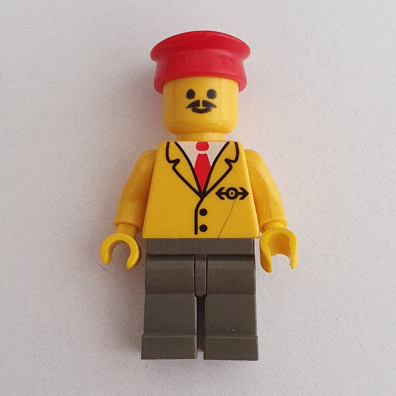 Train employee - torse jaune, jambes gris foncé, chapeau rouge (Train Employee - Yellow Torso, Dark Grey Legs, Red Hat)