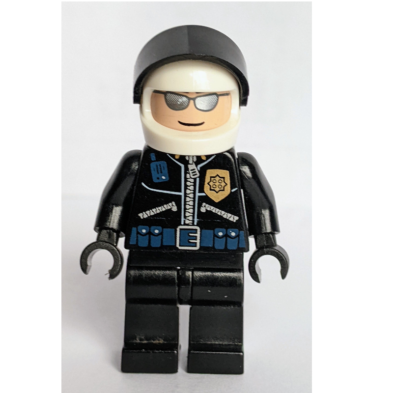 Policier avec veste zippée avec badge or, et casque blanc avec visière noire (Policeman with Zipped Jacket with Gold Badge, and White Helmet with Black Visor)