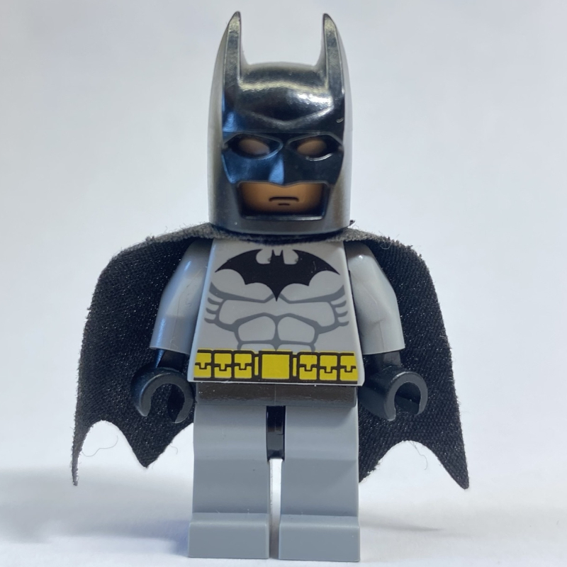 Batman, tenue gris bleuté clair, cape et cagoule noires, tête nougat clair (Batman, Light Bluish Gray Suit, Black Cape and Cowl, Light Nougat Head)