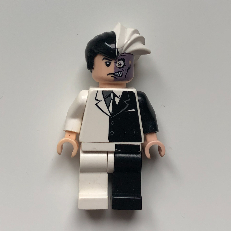 Double-Face en noir et blanc (Two-Face in Black and White Outfit)