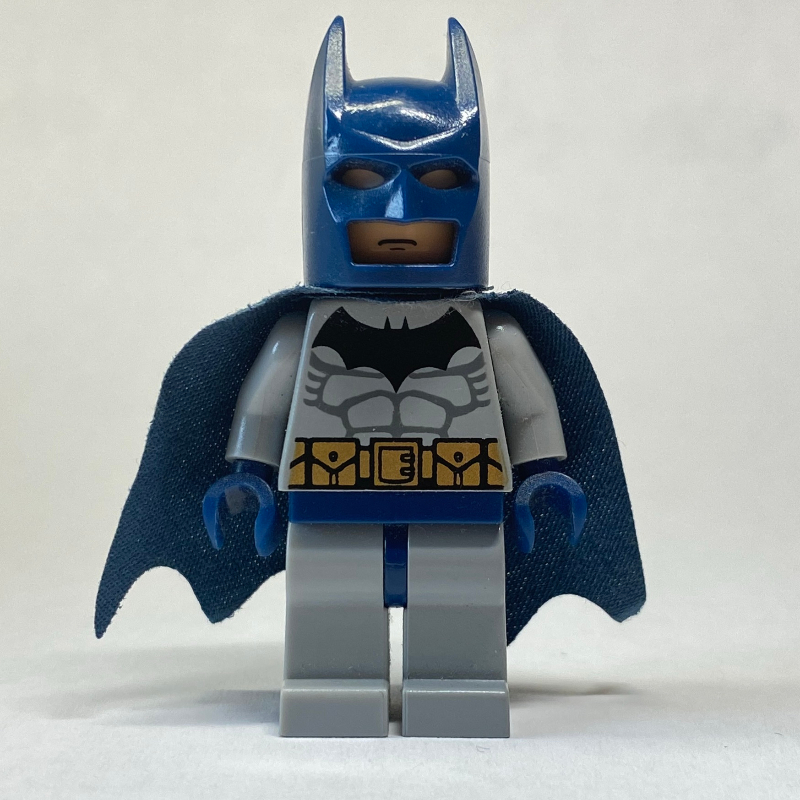 Batman, tenue gris bleuté clair, cape et cagoule bleu foncé (Batman, Light Bluish Gray Suit, Dark Blue Cape and Cowl)