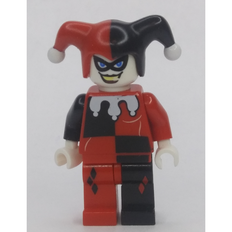Harley Quinn en noir et rouge tenue de bouffon avec des mains blanches (Harley Quinn in Black and Red Jester Outfit with White Hands)