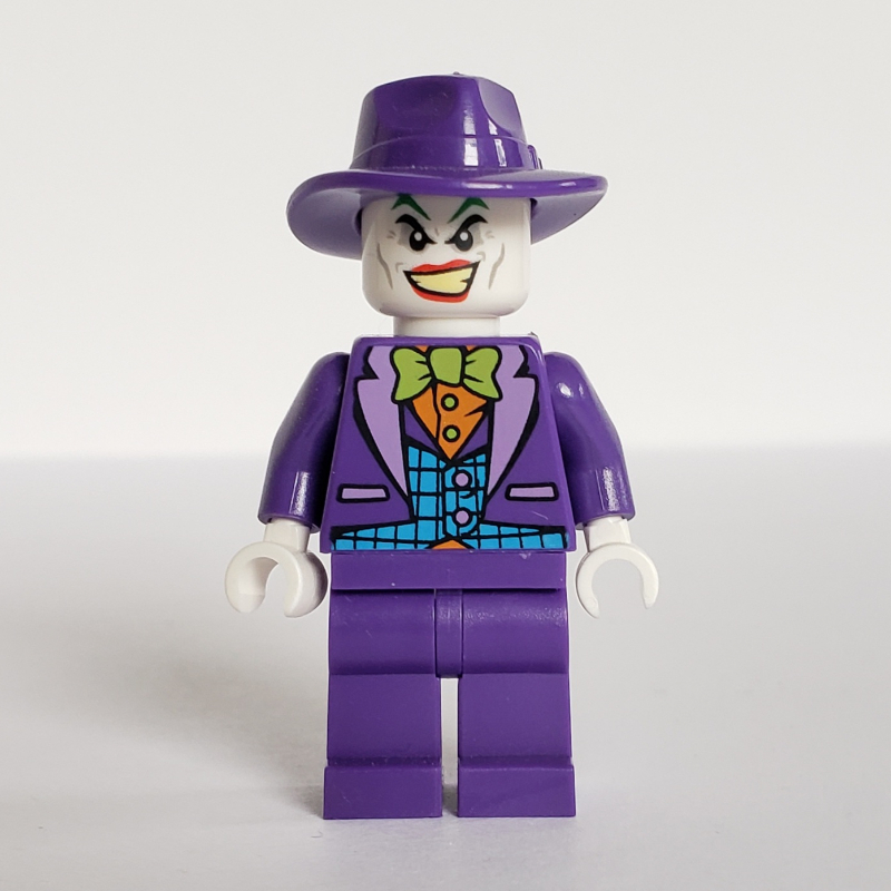 Le Joker avec noeud papillon vert citron et chapeau violet foncé à grand bord (The Joker with Lime Bow Tie and Wide Brim Dark Purple Hat)