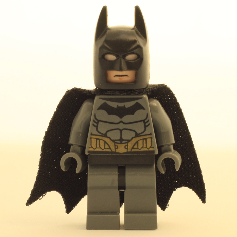 Batman, costume gris bleuté foncé, cape noire et capot, tête de nougat clair, hanches noires, contour musculaire (Batman, Dark Bluish Gray Suit, Black Cape and Cowl, Light Nougat Head, Black Hips, Muscle Outline)