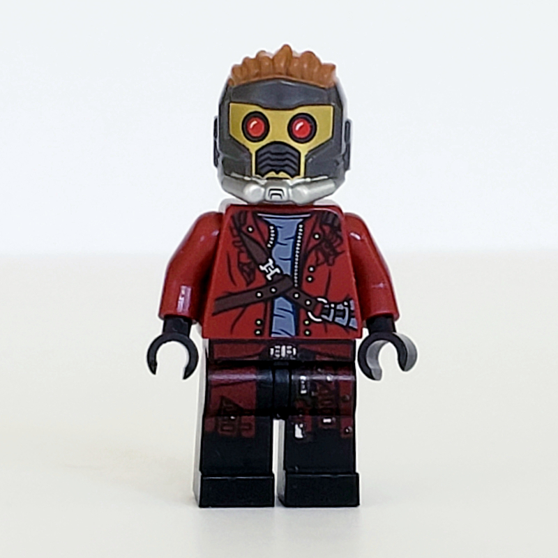 Star-Lord en tenue rouge foncé avec veste ouverte et masque (Star-Lord in Dark Red Outfit with Open Jacket and Mask)