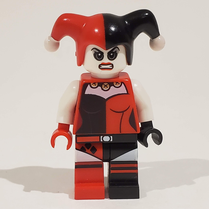 Harley Quinn en noir et rouge tenue de bouffon avec des bras blancs (Harley Quinn in Black and Red Jester Outfit with White Arms)