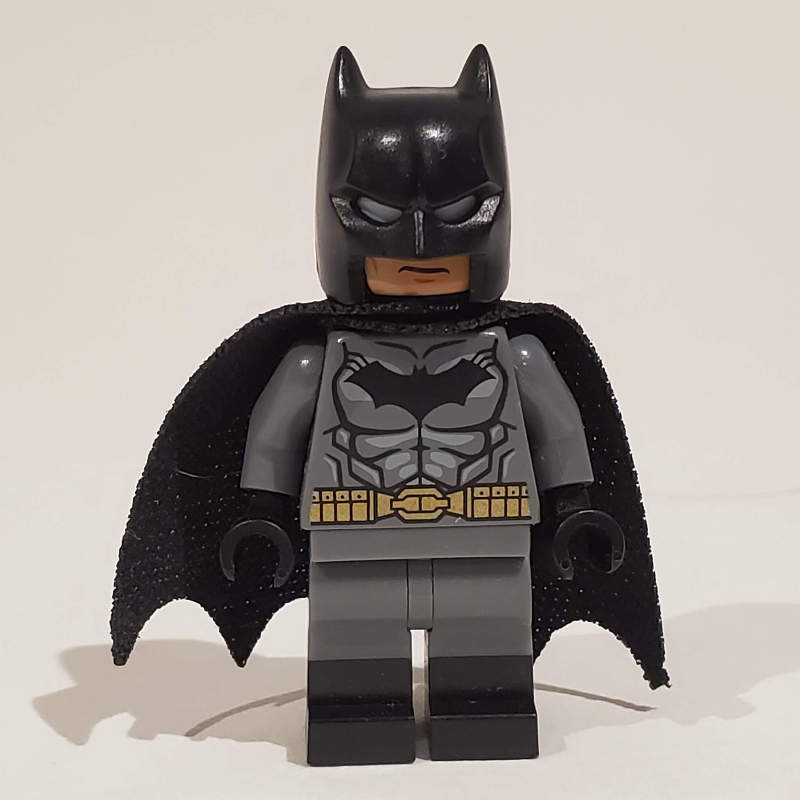 Batman, tenue gris bleuté foncé, cape et cagoule noires, tête noire, bottes noires, petit logo Batman (Batman, Dark Bluish Gray Suit, Black Cape and Cowl, Black Head, Black Boots, Small Batman Logo)