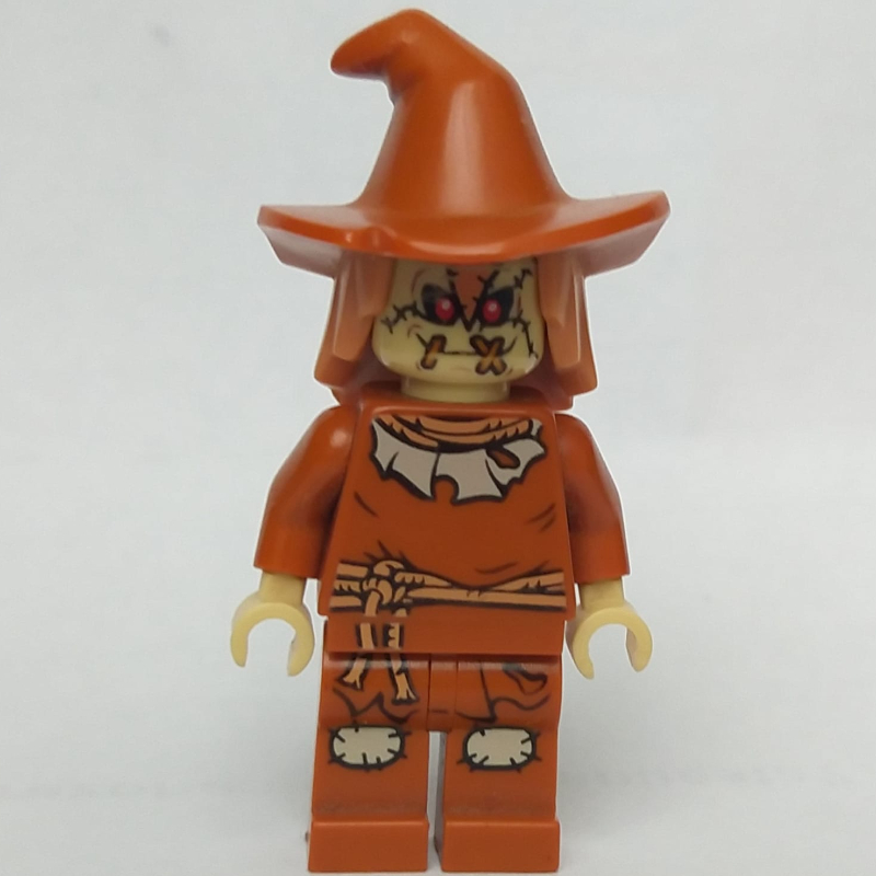 Épouvantail en tenue orange foncé (Scarecrow in Dark Orange Outfit)