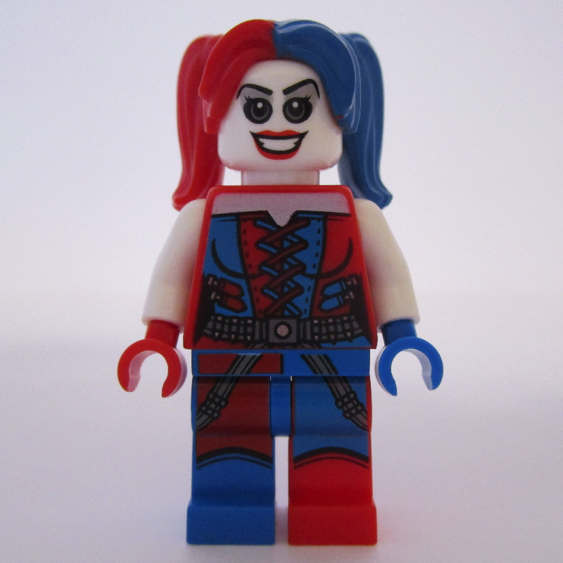 Harley Quinn en tenue et cheveux bleus et rouges (Harley Quinn in Blue and Red Outfit and Hair)