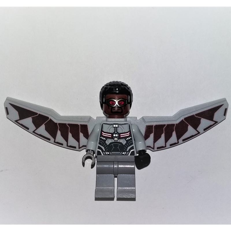 Faucon avec des ailes gris bleuté clair et rouge foncé (Falcon with Light Bluish Gray and Dark Red Wings)