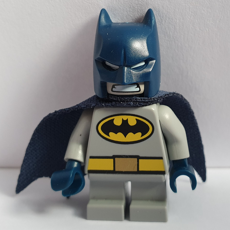 Batman, costume gris bleuté clair, cape et capot bleu foncé, jambes courtes (Batman, Light Bluish Gray Suit, Dark Blue Cape and Cowl, Short Legs)