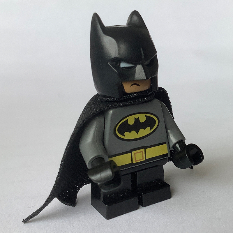 Batman, costume gris bleuté foncé, cape noire et capot, jambes courtes (Batman, Dark Bluish Gray Suit, Black Cape and Cowl, Short Legs)