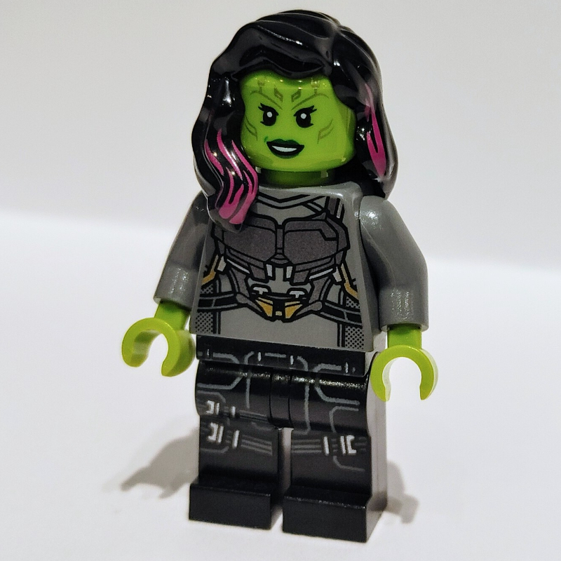 Gamora en tenue gris bleuâtre foncé et argent (Gamora in Dark Bluish Gray and Silver Outfit)