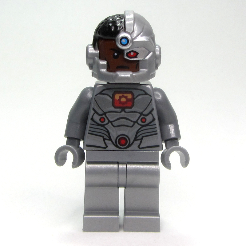 Cyborg avec poitrine rouge et orange (Cyborg with Red and Orange Chest)