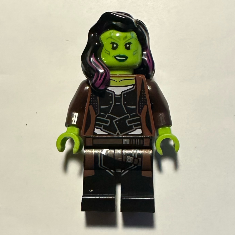 Gamora en long manteau brun rougeâtre (Gamora in Long Reddish Brown Coat)