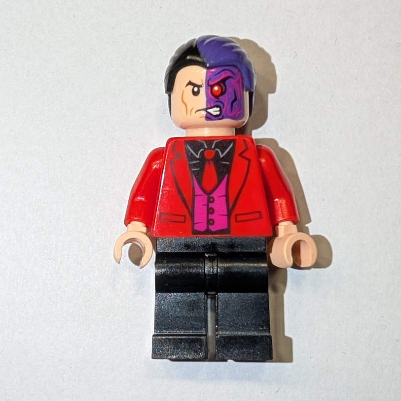 Double-Face avec veste rouge, gilet rose foncé et chemise noire (Two-Face with Red Jacket, Dark Pink Vest and Black Shirt)
