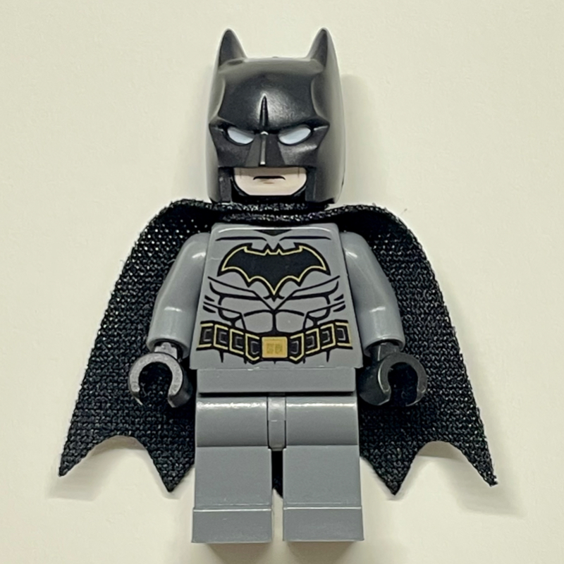 Batman, costume gris bleuté foncé, cape noire et capot, tête noire, jambes gris bleuté foncé, logo Batman doré (39444 cape) (Batman, Dark Bluish Gray Suit, Black Cape and Cowl, Black Head, Dark Bluish Gray Legs, Gold Trim Batman Logo (39444 Cape))