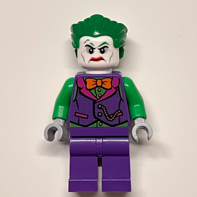 Le Joker avec gilet violet foncé sur chemise verte et noeud papillon orange (The Joker with Dark Purple Vest Over Green Shirt and Orange Bow Tie)