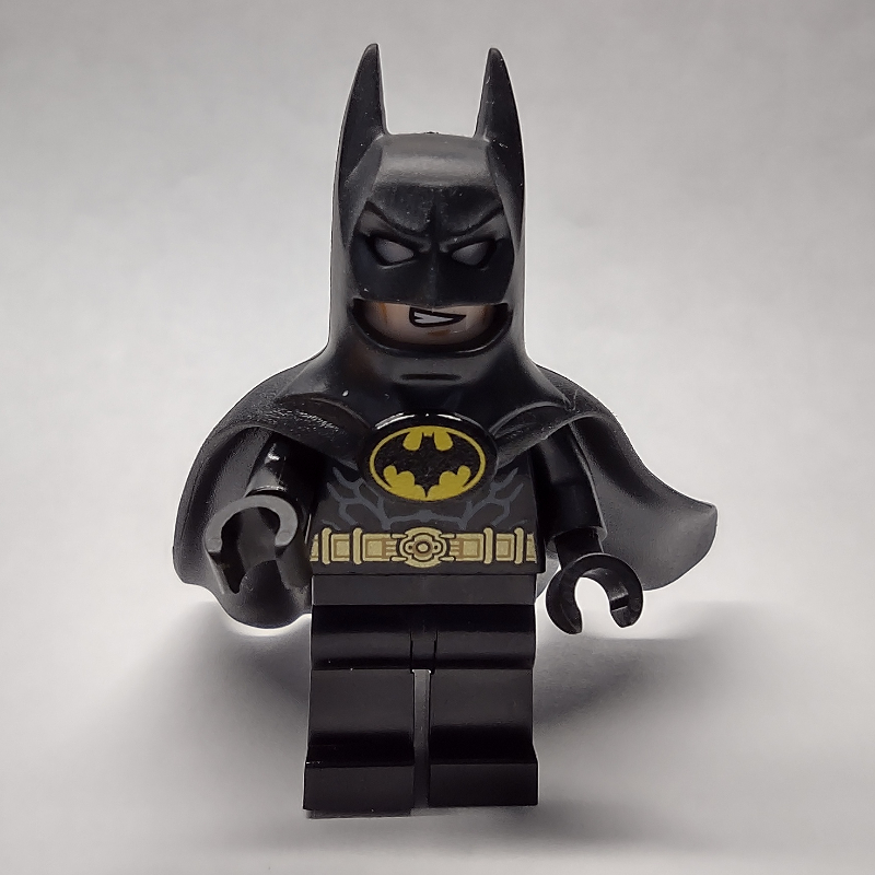 Batman, tenue noire, cape noire et cagoule (caoutchouc), bandeau blanc (Batman, Black Suit, Black Cape and Cowl (Rubber), White Headband)