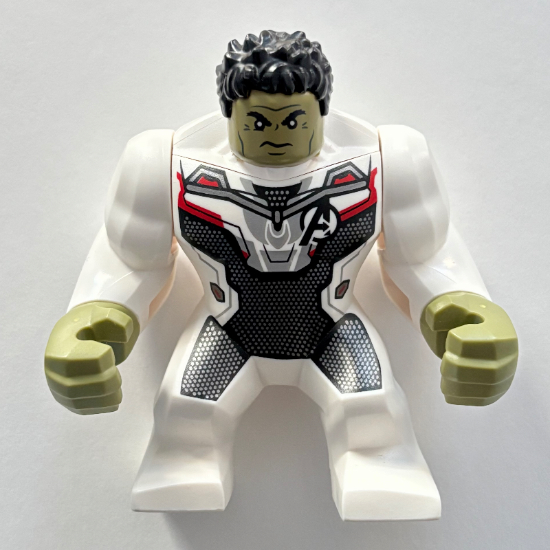 Hulk (grande figue), combinaison blanche avec logo vengeurs (Hulk (Big Fig), White Jumpsuit with Avengers Logo)