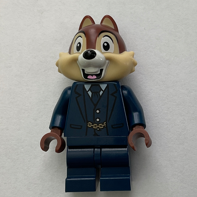 Chip en costume bleu foncé (Chip in Dark Blue Suit)