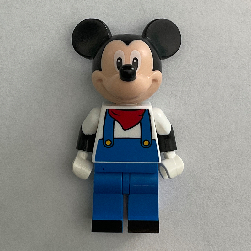 Souris mickey en salopette bleue avec bandana rouge (Mickey Mouse in Blue Overalls with Red Bandana)