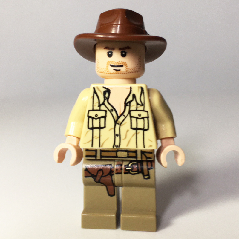 Indiana Jones en chemise ouverte (Indiana Jones in Open Tan Shirt)