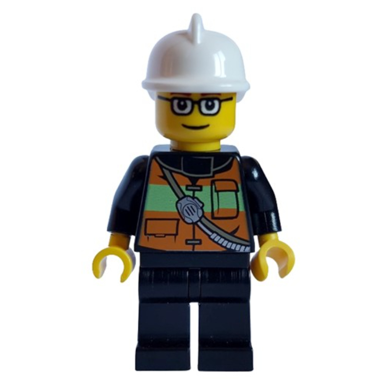 Pompier avec gilet à rayures réfléchissantes avec poches et radio sur bandoulière, casque blanc et lunettes (Fireman with Reflective Stripe Vest with Pockets and Radio on Shoulder Strap, White Helmet, and Glasses)