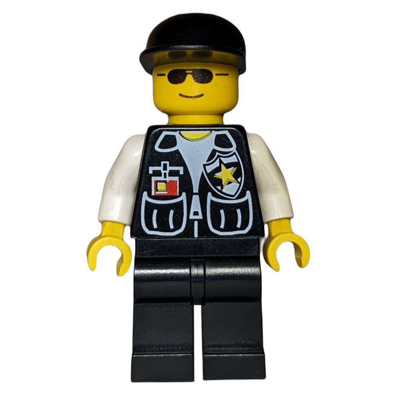 Policier, gilet noir avec badge et poches, casquette noire, lunettes de soleil (Policeman, Black Vest with Badge and Pockets, Black Cap, Sunglasses)