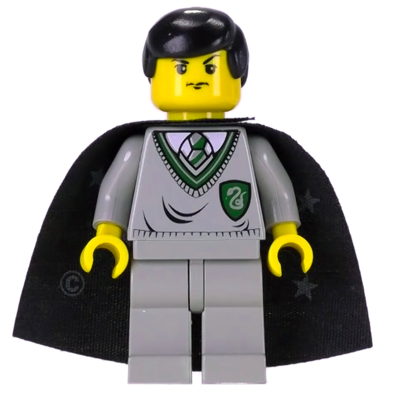 Gregory Goyle / Harry Potter, peau jaune, pull de Serpentard avec blason, cape avec étoiles (Gregory Goyle / Harry Potter, Yellow Skin, Slytherin Sweater with Crest, Cape with Stars)