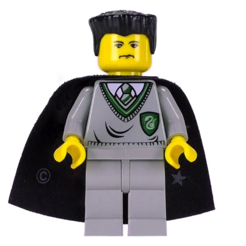 Vincent crabbe / Ron Weasley, peau jaune, pull de Serpentard avec blason, cape avec étoiles (Vincent Crabbe / Ron Weasley, Yellow Skin, Slytherin Sweater with Crest, Cape with Stars)