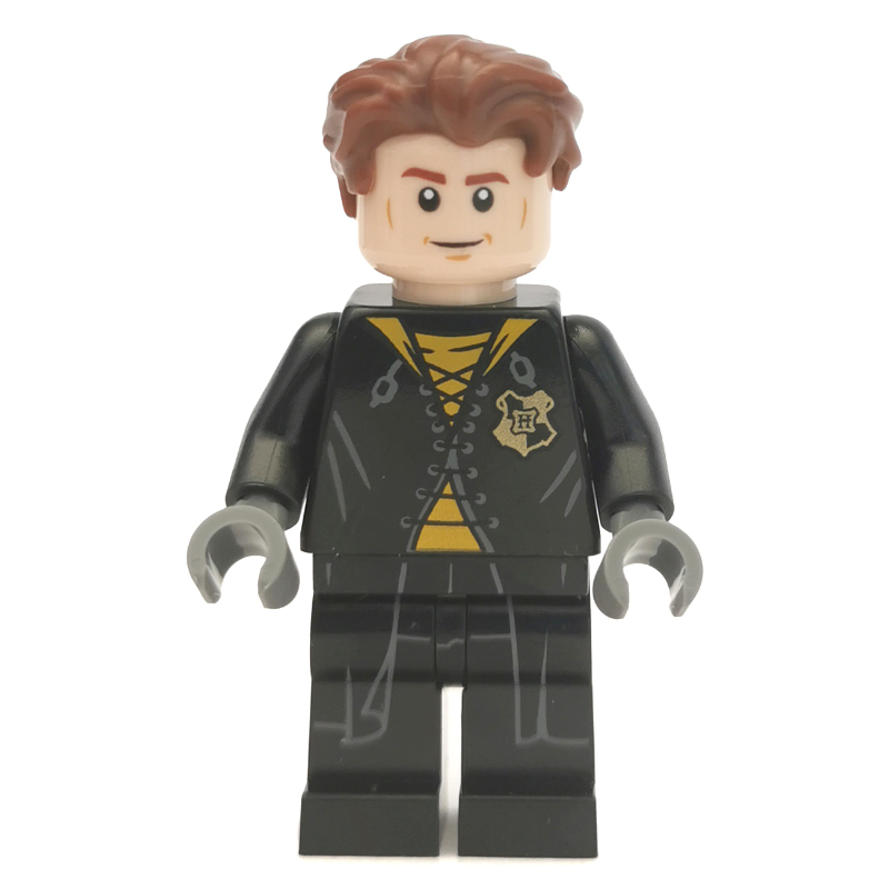 Cédric Diggory, longue robe noire sur chemise jaune, queues de chemise (Cedric Diggory, Long Black Robe over Yellow Shirt, Shirt Tails)