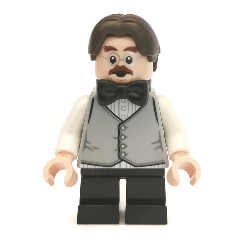 Professeur filius flitwick, gilet gris bleuté clair sur chemise blanche (Professor Filius Flitwick, Light Bluish Gray Vest over White Shirt)