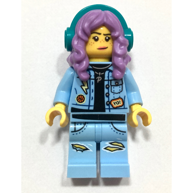 Parker l. jackson, veste en denim bleu clair lumineux, cheveux lavande moyen avec casque, en colère / sourire (Parker L. Jackson, Bright Light Blue Denim Jacket, Medium Lavender Hair with Headphones, Angry / Smirk)