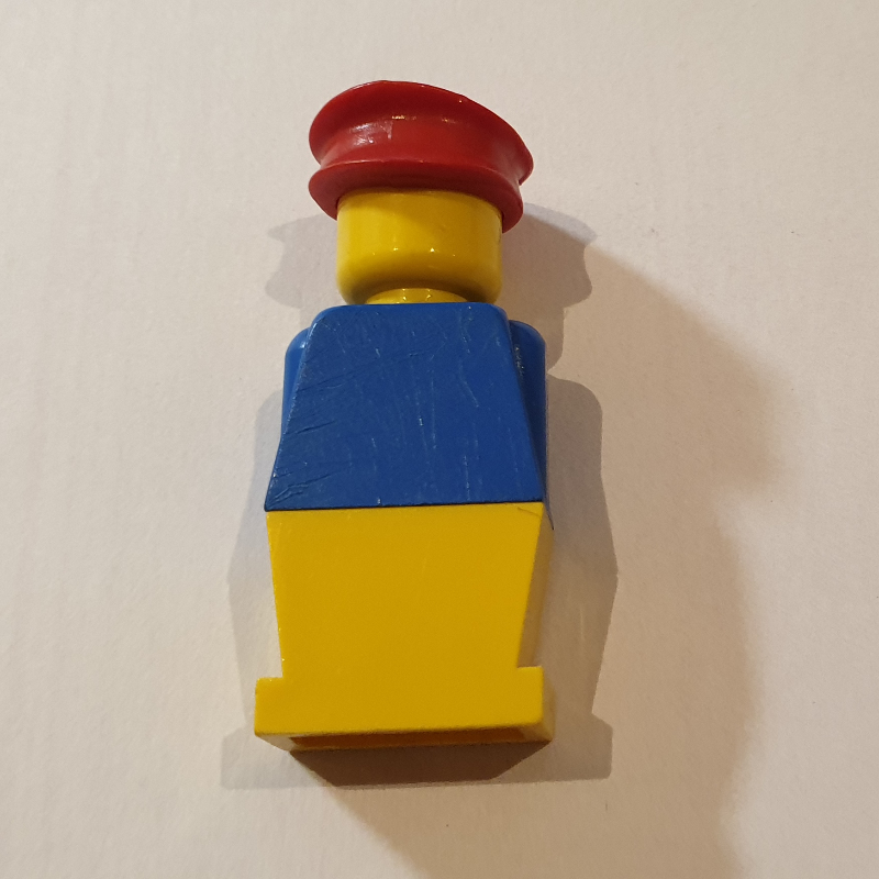 LEGOLAND bleu torse, jambes jaunes, chapeau rouge (LEGOLAND Blue Torso, Yellow Legs, Red Hat)