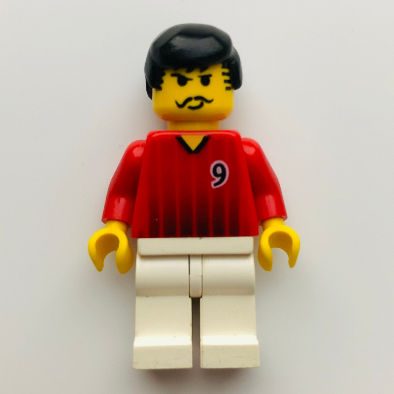 Joueur de football torse rouge, jambes blanches, #9 (Soccer Player Red Torso, White Legs, #9)