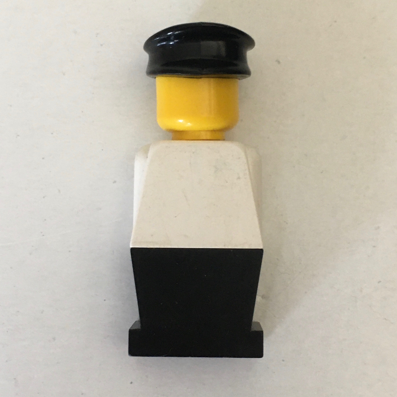 LEGOLAND torse blanc, jambes noires, chapeau noir (LEGOLAND White Torso, Black Legs, Black Hat)