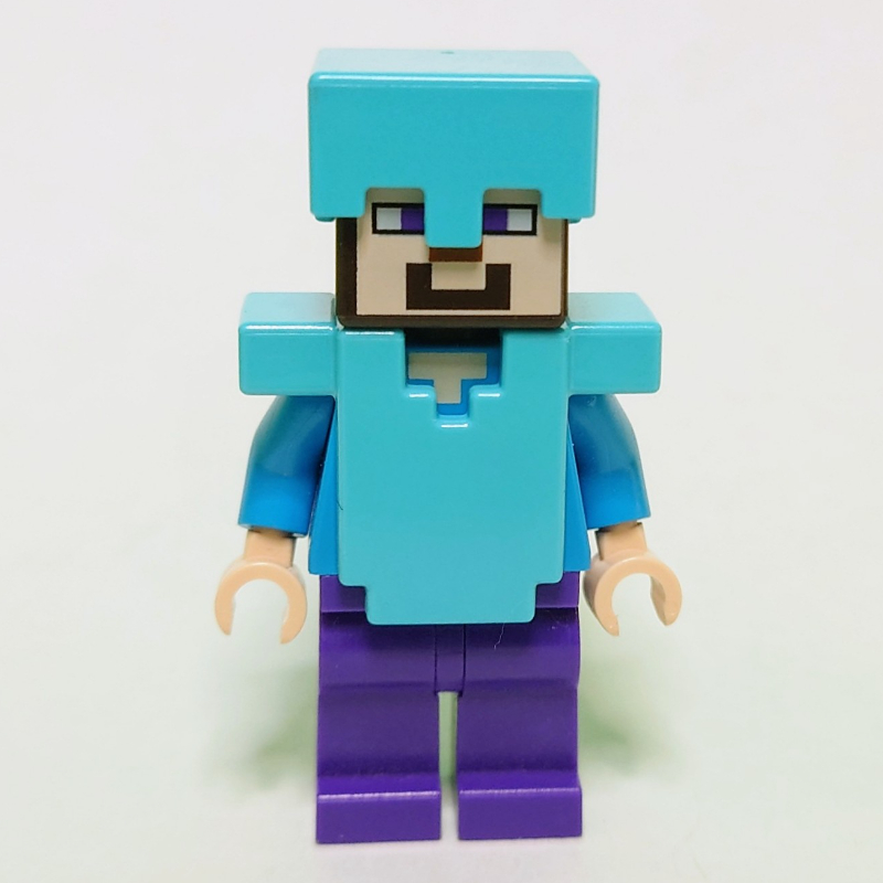 Steve en casque azur moyen et armure, jambes pourpre (Steve in Medium Azure Helmet and Armor, Purple Legs)