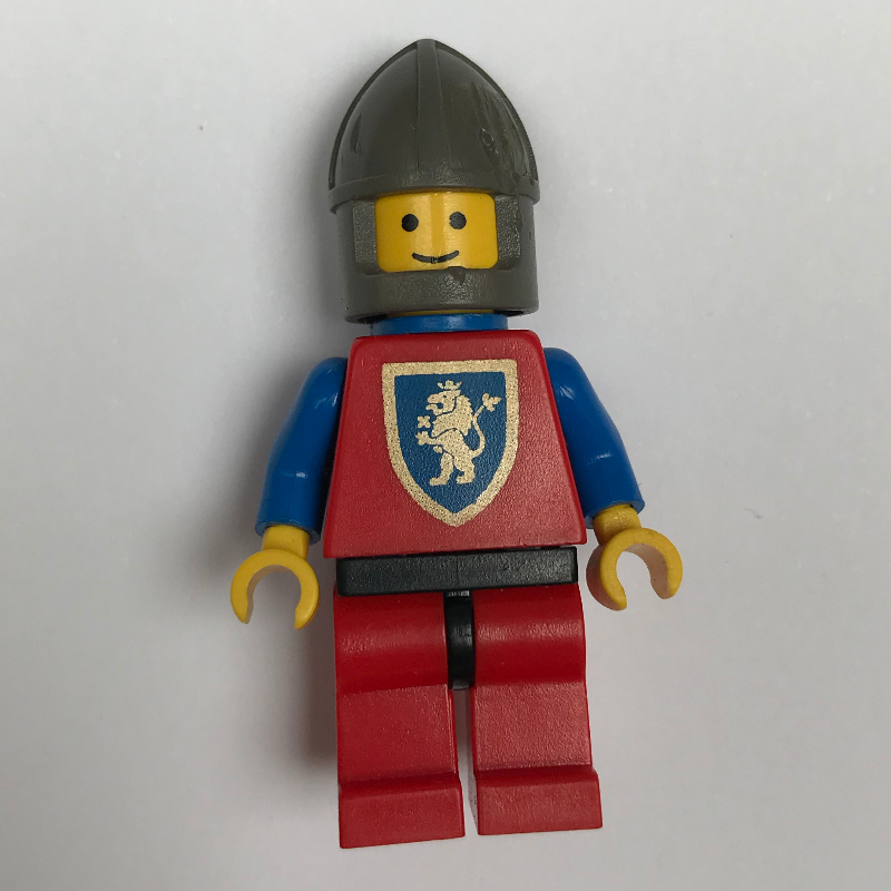 Chevalier (crusader lion) - jambes rouges, cape en plastique (Knight (Crusader Lion) - Red Legs, Plastic Cape)