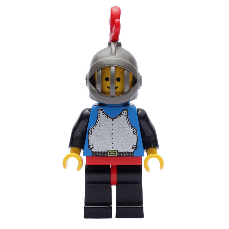 Chevalier (plaque de poitrine sur bleu) - jambes noires, casque gris foncé, plume rouge, cape en plastique (Knight (Breastplate on Blue) - Black Legs, Dark Gray Helmet, Red Plume, Plastic Cape)
