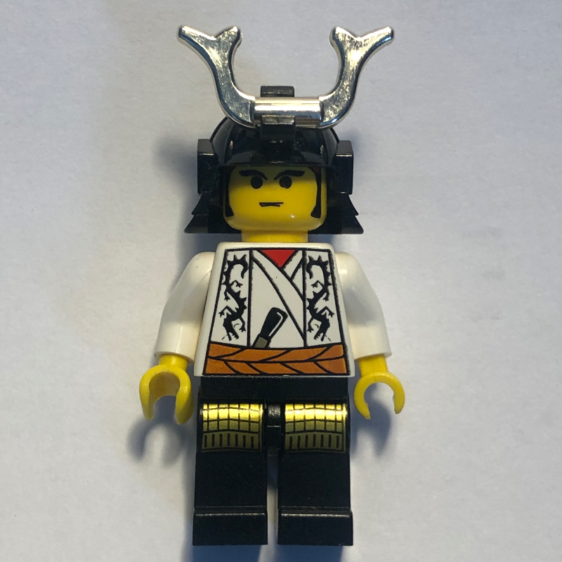 Shogun, casque avec corne, robe blanche (Shogun, Helmet with Horn, White Robe)