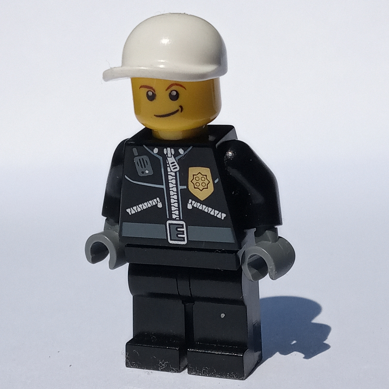 Policier, veste noire avec fermeture éclair, radio, badge et 'POLICE' au dos, casquette blanche (3626c tête) (Policeman, Black Jacket with Zipper, Radio, Badge, and 'POLICE' on Back, White Cap (3626c Head))