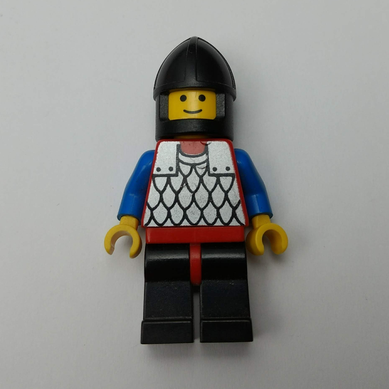 Chevalier (armure à écailles sur rouge) - bras bleus, jambes noires, mentonnière noire (Knight (Scale Mail on Red) - Blue Arms, Black Legs, Black Chin-Guard)