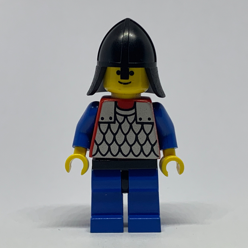 Chevalier (armure à écailles sur rouge) - bras bleus, jambes bleues, protège-cou noir (Knight (Scale Mail on Red) - Blue Arms, Blue Legs, Black Neck-Protector)